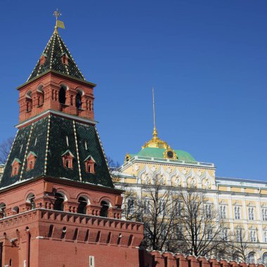 Erken Bahar güneşli gün Karbysheva set of kökenli ayrıntılarda Kremlin üzerinde açık görünüm.
