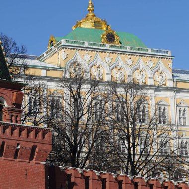 Erken Bahar güneşli gün Karbysheva set of kökenli ayrıntılarda Kremlin üzerinde açık görünüm.