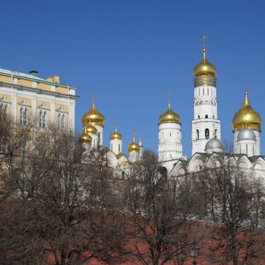 Erken Bahar güneşli gün Karbysheva set of kökenli ayrıntılarda Kremlin üzerinde açık görünüm.