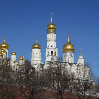 Erken Bahar güneşli gün Karbysheva set of kökenli ayrıntılarda Kremlin üzerinde açık görünüm.
