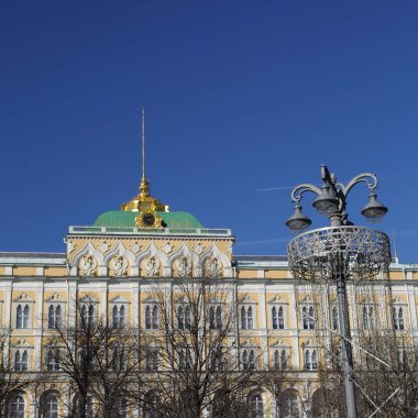 Erken Bahar güneşli gün Karbysheva set of kökenli ayrıntılarda Kremlin üzerinde açık görünüm.
