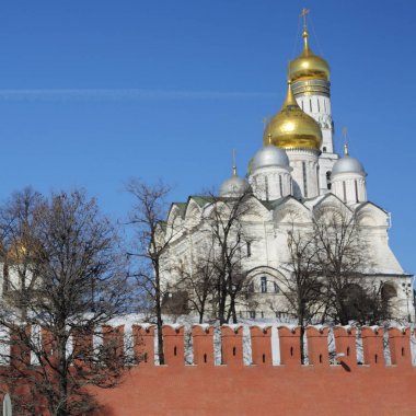 Erken Bahar güneşli gün Karbysheva set of kökenli ayrıntılarda Kremlin üzerinde açık görünüm.