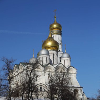 Erken Bahar güneşli gün Karbysheva set of kökenli ayrıntılarda Kremlin üzerinde açık görünüm.