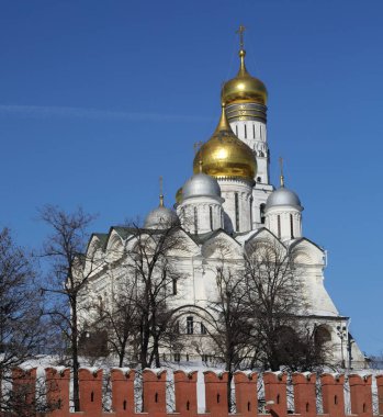 Erken Bahar güneşli gün Karbysheva set of kökenli ayrıntılarda Kremlin üzerinde açık görünüm.