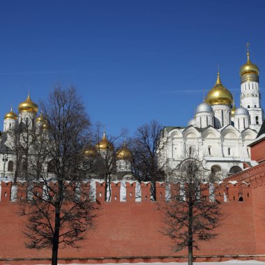 Erken Bahar güneşli gün Karbysheva set of kökenli ayrıntılarda Kremlin üzerinde açık görünüm.