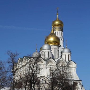 Erken Bahar güneşli gün Karbysheva set of kökenli ayrıntılarda Kremlin üzerinde açık görünüm.