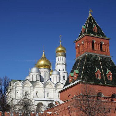 Erken Bahar güneşli gün Karbysheva set of kökenli ayrıntılarda Kremlin üzerinde açık görünüm.