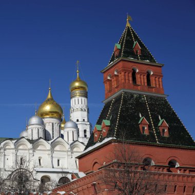 Erken Bahar güneşli gün Karbysheva set of kökenli ayrıntılarda Kremlin üzerinde açık görünüm.