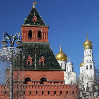 Erken Bahar güneşli gün Karbysheva set of kökenli ayrıntılarda Kremlin üzerinde açık görünüm.