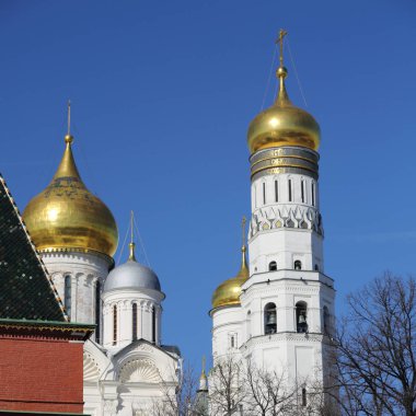 Erken Bahar güneşli gün Karbysheva set of kökenli ayrıntılarda Kremlin üzerinde açık görünüm.