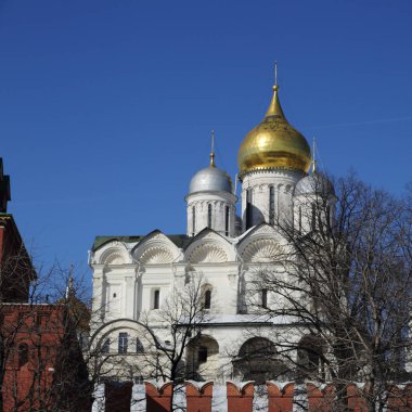Erken Bahar güneşli gün Karbysheva set of kökenli ayrıntılarda Kremlin üzerinde açık görünüm.