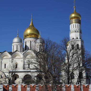 Erken Bahar güneşli gün Karbysheva set of kökenli ayrıntılarda Kremlin üzerinde açık görünüm.