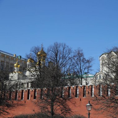 Erken Bahar güneşli gün Karbysheva set of kökenli ayrıntılarda Kremlin üzerinde açık görünüm.