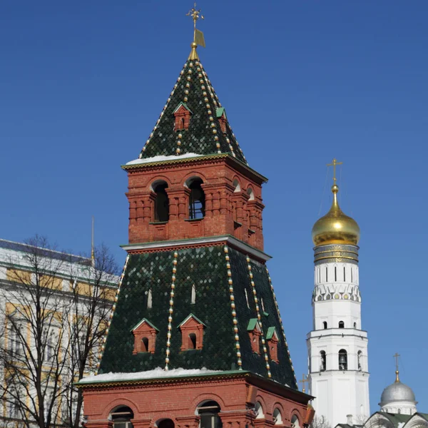 Erken Bahar güneşli gün Karbysheva set of kökenli ayrıntılarda Kremlin üzerinde açık görünüm.