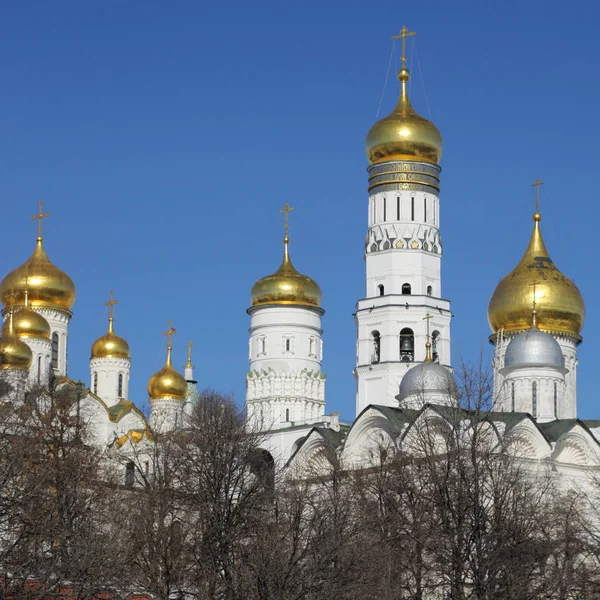 从早春晴天 Kremlevskaya 路堤的背景看克里姆林宫的户外景观 — 图库照片