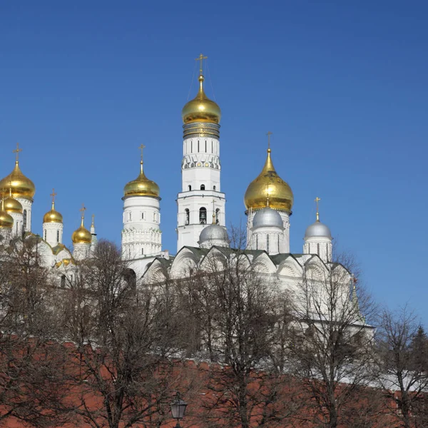 Erken Bahar Güneşli Gün Karbysheva Set Kökenli Ayrıntılarda Kremlin Üzerinde — Stok fotoğraf