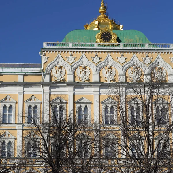 Erken Bahar güneşli gün Karbysheva set of kökenli ayrıntılarda Kremlin üzerinde açık görünüm.