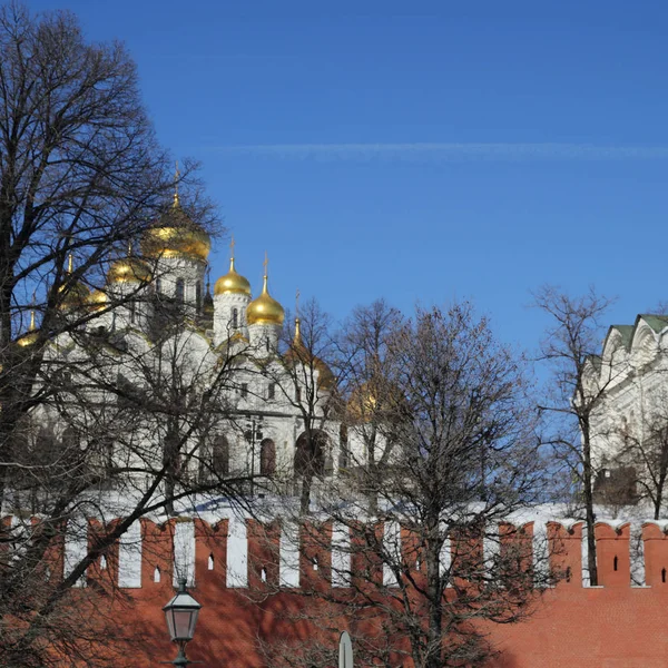 从早春晴天 Kremlevskaya 路堤的背景看克里姆林宫的户外景观 — 图库照片