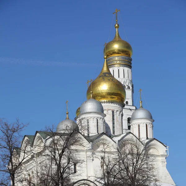 从早春晴天 Kremlevskaya 路堤的背景看克里姆林宫的户外景观 — 图库照片