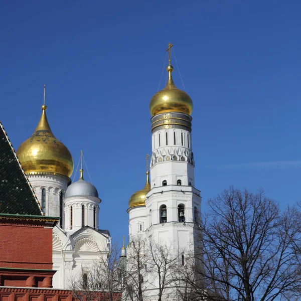 从早春晴天 Kremlevskaya 路堤的背景看克里姆林宫的户外景观 — 图库照片