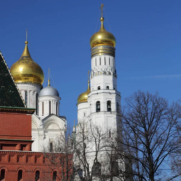 从早春晴天 Kremlevskaya 路堤的背景看克里姆林宫的户外景观 — 图库照片