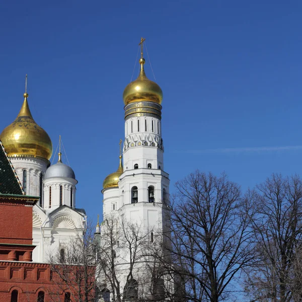 从早春晴天 Kremlevskaya 路堤的背景看克里姆林宫的户外景观 — 图库照片