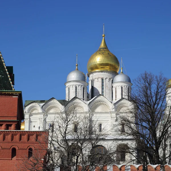 从早春晴天 Kremlevskaya 路堤的背景看克里姆林宫的户外景观 — 图库照片