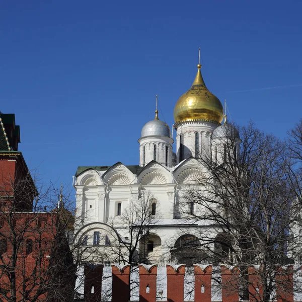 从早春晴天 Kremlevskaya 路堤的背景看克里姆林宫的户外景观 — 图库照片