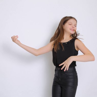 Avrupa beyaz genç rock yıldızı güzel stüdyo portresi