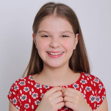 Beautirul studio Avrupa beyaz genç kız portresi