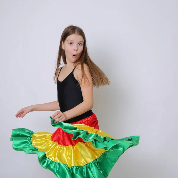 Studio Bild Vackra Kaukasiska Teen Dansare Från Afrika — Stockfoto