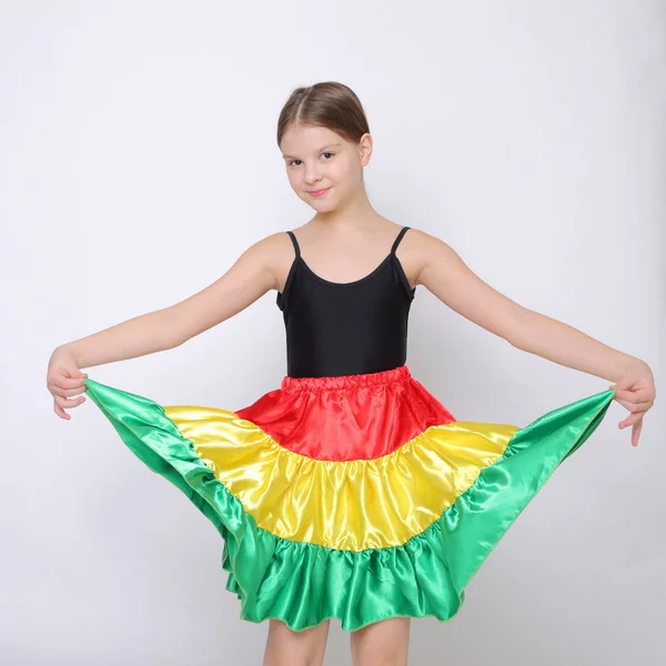 Studiová Představa Nádherné Kavkazské Dospívající Tanečnice Afriky — Stock fotografie