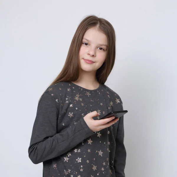 Scuola Giovanissima Ragazza Holding Cellulare Smartphone — Foto Stock