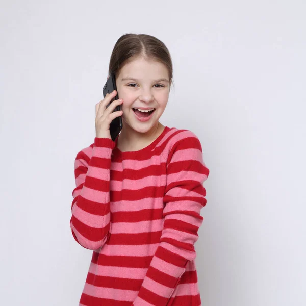 Scuola Giovanissima Ragazza Holding Cellulare Smartphone — Foto Stock