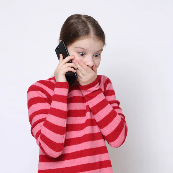 Skolan Tonåring Flicka Håller Mobiltelefon Smartphone — Stockfoto