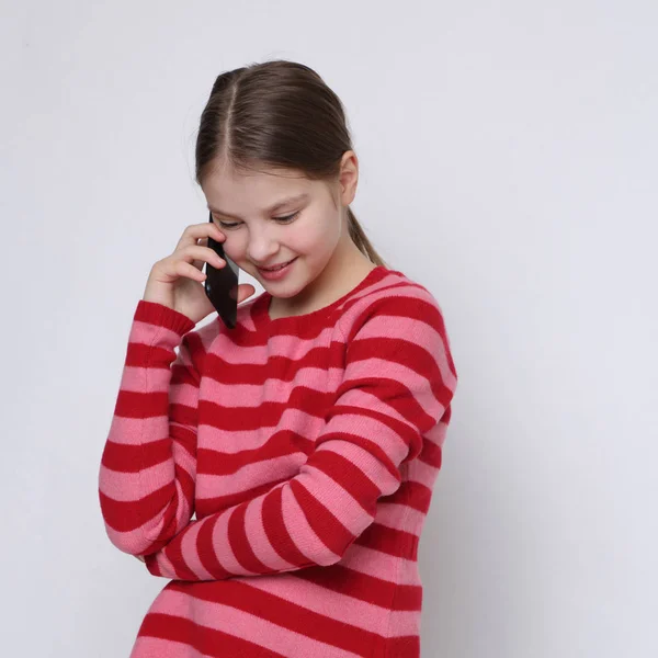 Шкільна Дівчина Підліток Тримає Мобільний Телефон Смартфон — стокове фото
