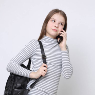 Hareket eden telefon (akıllı telefon tutarak liseli teen kız)