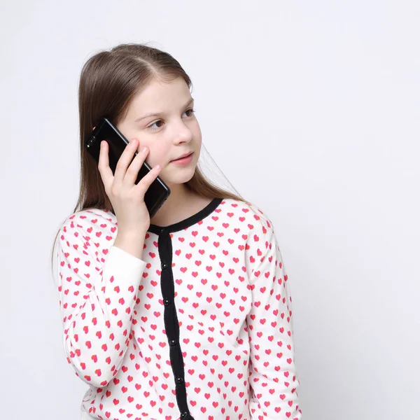携帯電話 スマート フォンを持って学校の十代の少女 — ストック写真