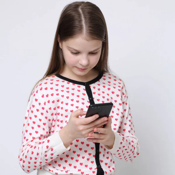 学校少女手持手机 智能手机 — 图库照片