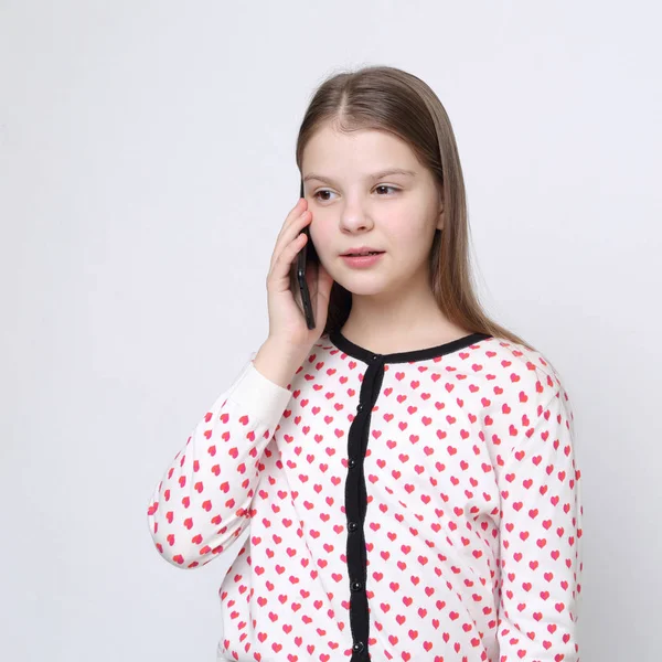 Skolan Tonåring Flicka Håller Mobiltelefon Smartphone — Stockfoto