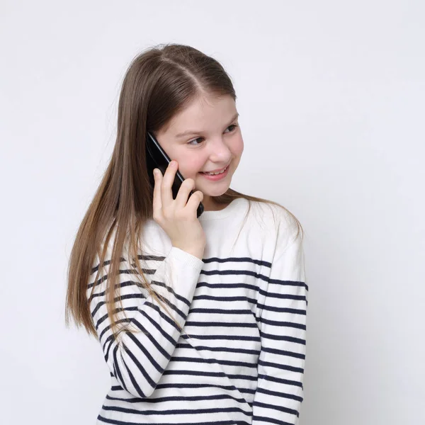 Scuola Giovanissima Ragazza Holding Cellulare Smartphone — Foto Stock