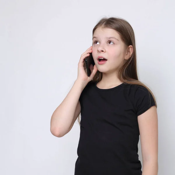 Scuola Giovanissima Ragazza Holding Cellulare Smartphone — Foto Stock