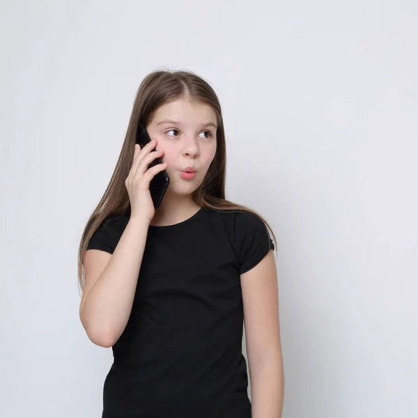 Skolan Tonåring Flicka Håller Mobiltelefon Smartphone — Stockfoto