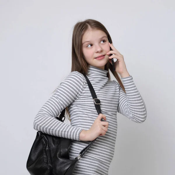 Scuola Giovanissima Ragazza Holding Cellulare Smartphone — Foto Stock