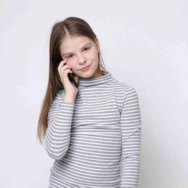 Scuola Giovanissima Ragazza Holding Cellulare Smartphone — Foto Stock