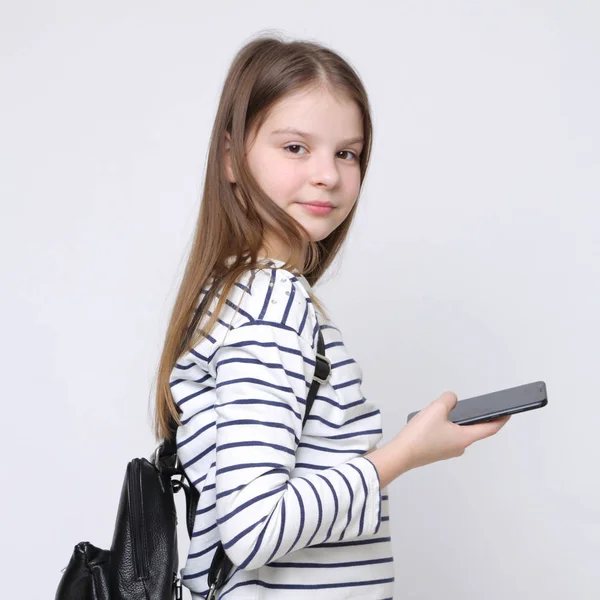 Skolan Tonåring Flicka Håller Mobiltelefon Smartphone — Stockfoto