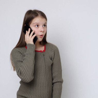 Hareket eden telefon (akıllı telefon tutarak liseli teen kız)