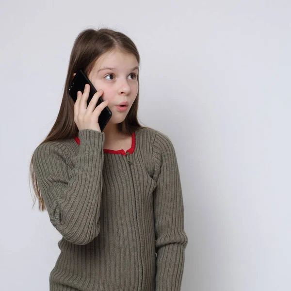 Skolan Tonåring Flicka Håller Mobiltelefon Smartphone — Stockfoto