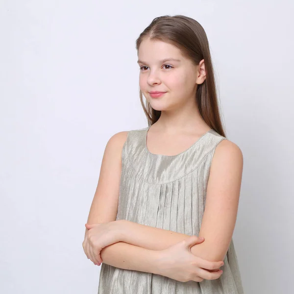 ヨーロッパの白人の十代の女の子の美しいスタジオ ポートレート — ストック写真