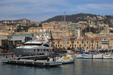 Genoa, İtalya - 6 Nisan 2018: Port Cenova (Genova), İtalya. Tarihi kent merkezine doğru denizden güneşli bir günde görüntüleyin. Liman, iskele, yatlar. İlgi noktası. Ligurya Rivierası'nın merkezi.